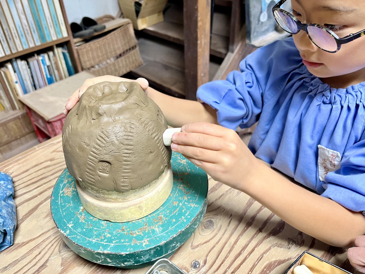 鳥取県伯耆町にある「大山焼久古窯」での陶芸体験の様子