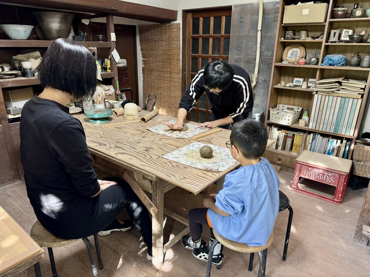 鳥取県伯耆町にある「大山焼久古窯」での陶芸体験の様子