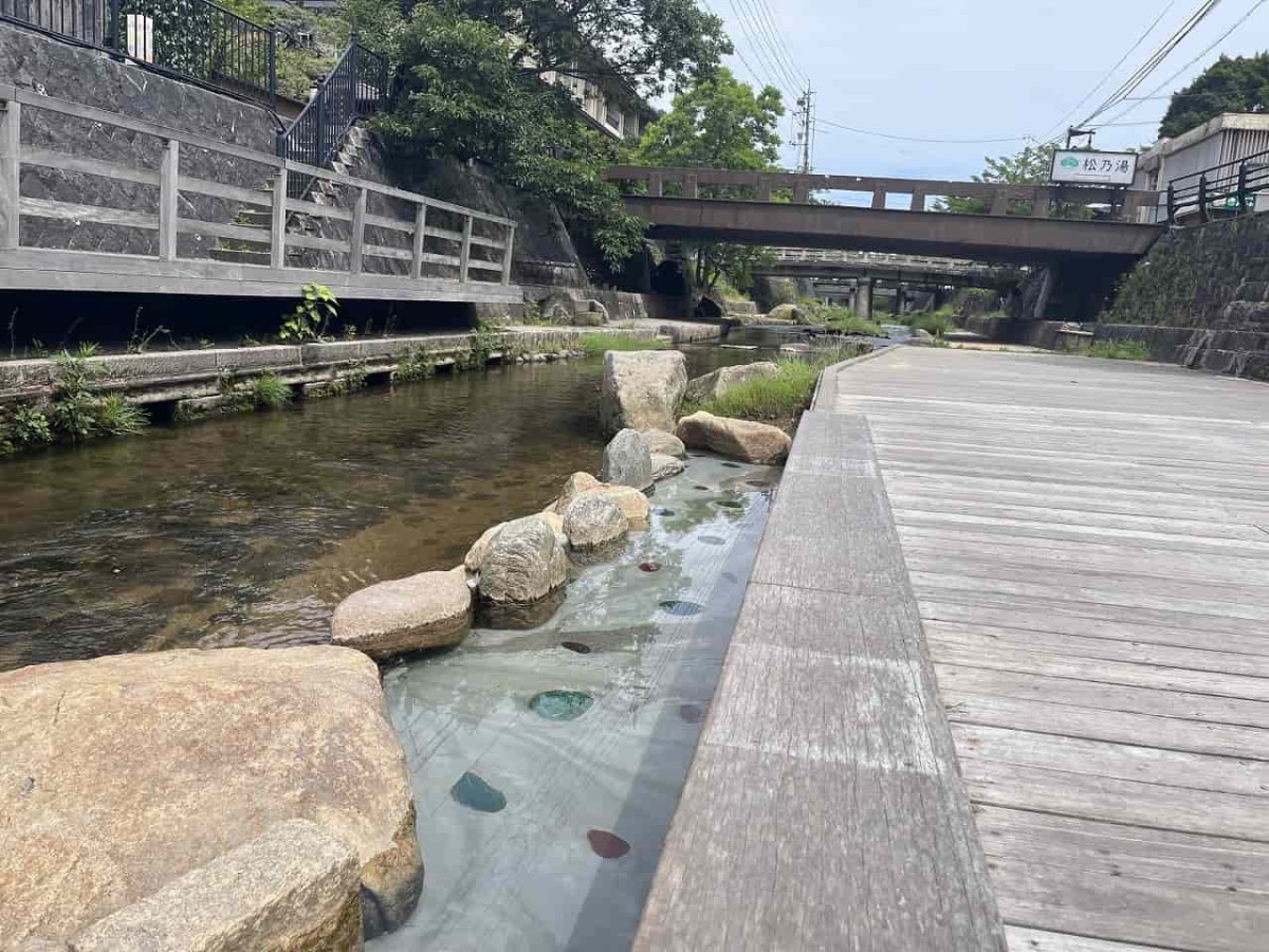 島根県松江市の玉造温泉街にある足湯「川辺の足湯」