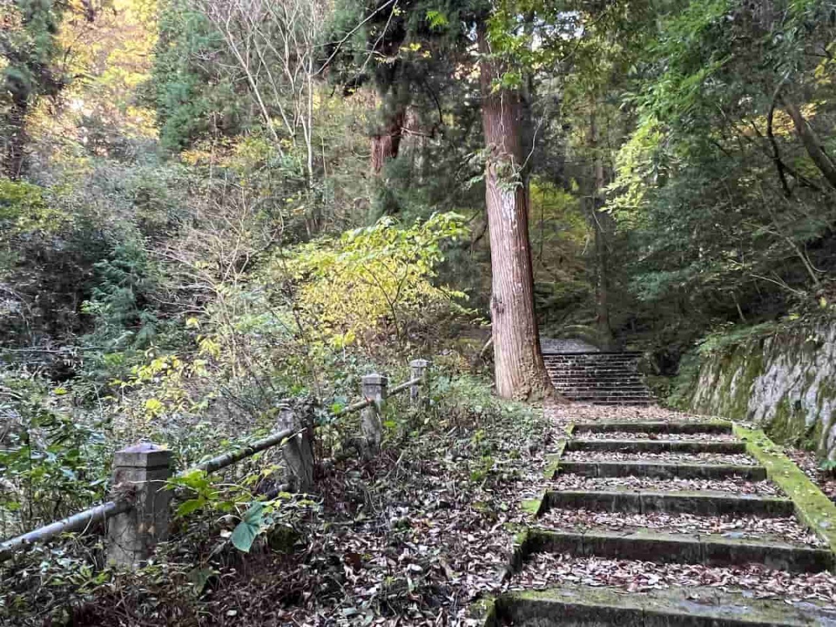 鳥取県日野郡日野町にある『滝山公園』敷地内にある『瀧山神社』の参道