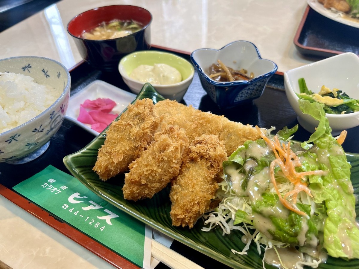 境港市の老舗喫茶『ピアス』の「カキフライと魚フライ定食」。