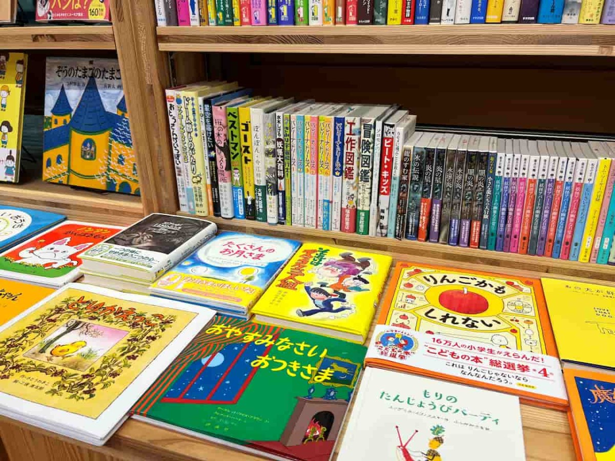 鳥取県米子市にある『カニジルブックストア』の児童書