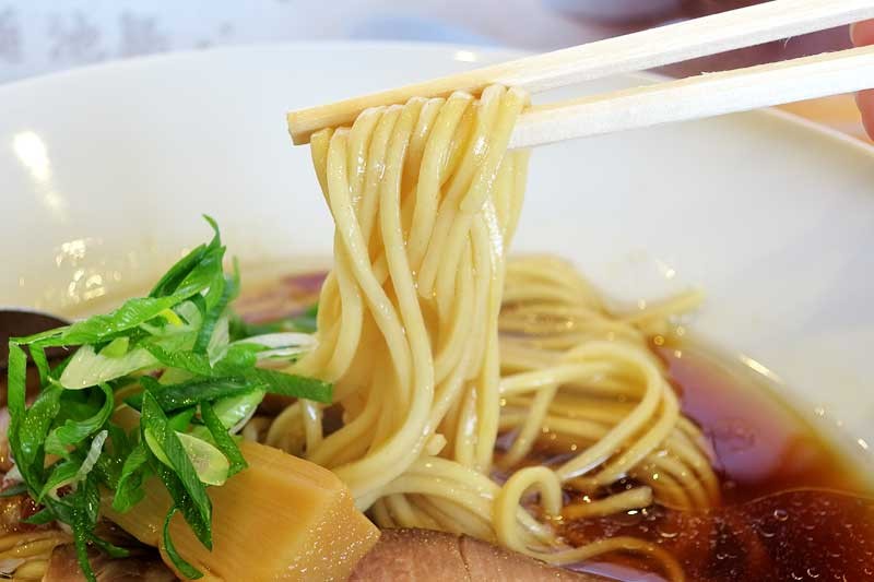 鳥取県大山町の人気ラーメン店『らぁ麺 池島』の「醤油らぁ麺」の麺