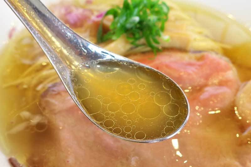 鳥取県大山町の人気ラーメン店『らぁ麺 池島』の「塩らぁ麺」のスープ