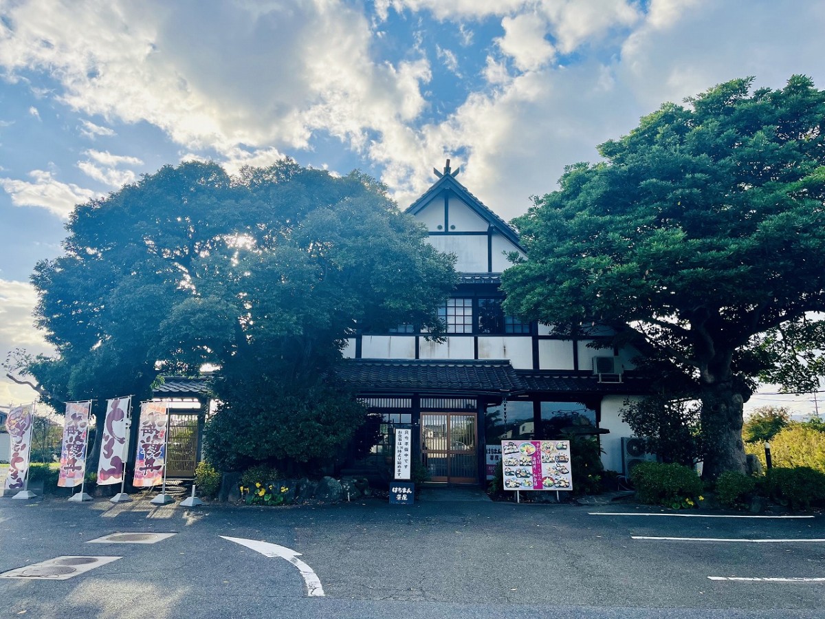鳥取県境港市にある老舗そば屋『はちまん茶屋』の外観