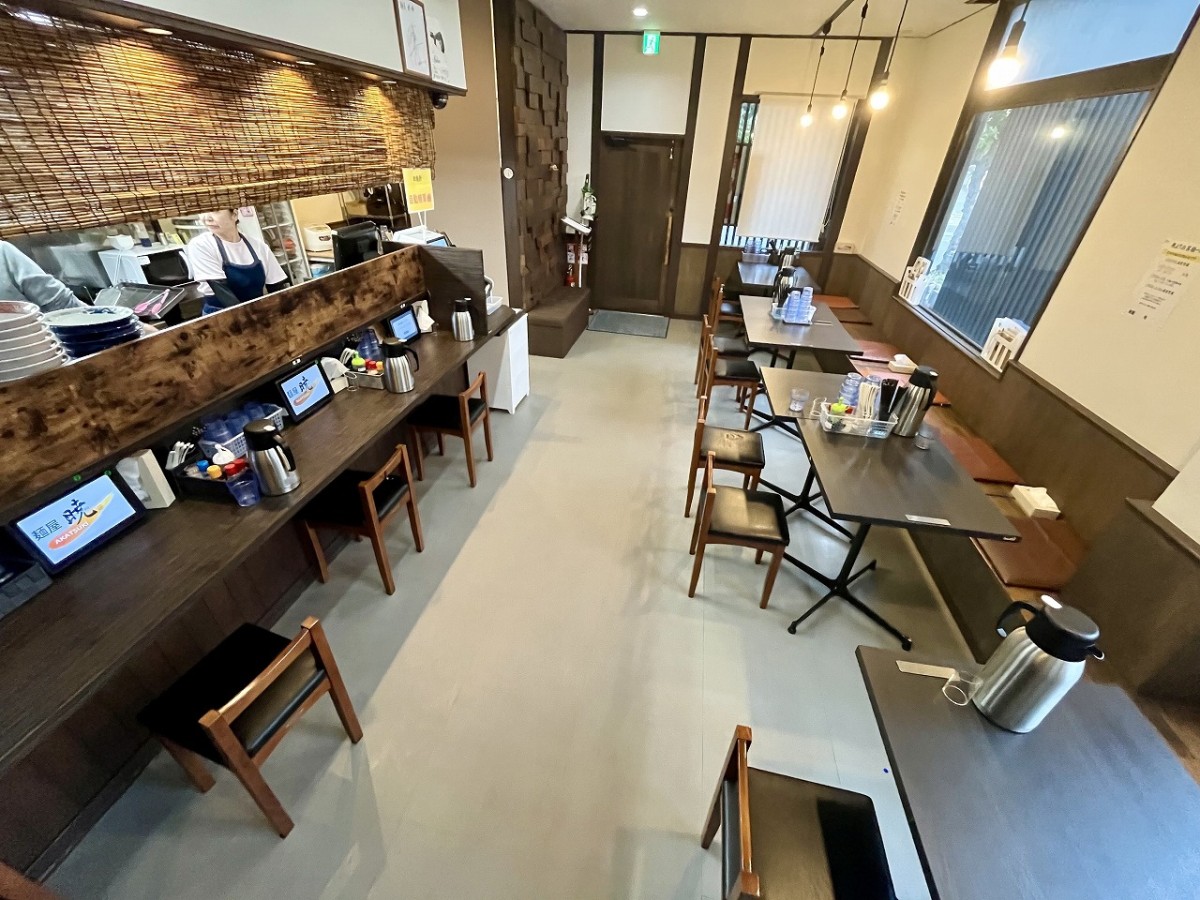 鳥取県米子市の牛骨ラーメン専門店『麺屋暁』の店内