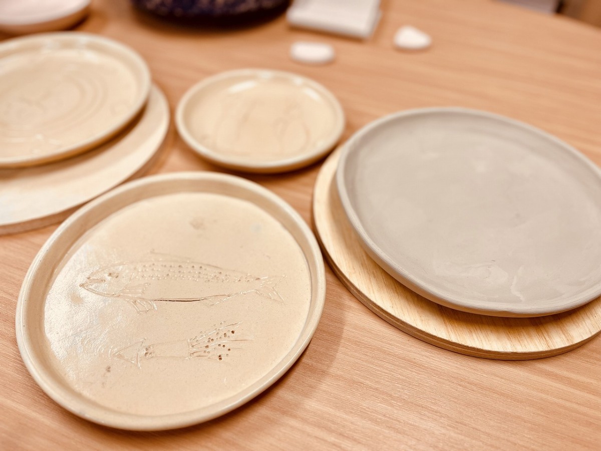 米子市皆生温泉にある複合施設『KAIKEテラス』での陶芸体験の様子