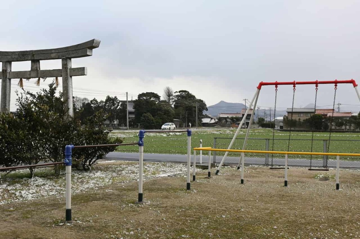 出雲市斐川町の『熊野神社』横の公園に設置されたブランコと鉄棒