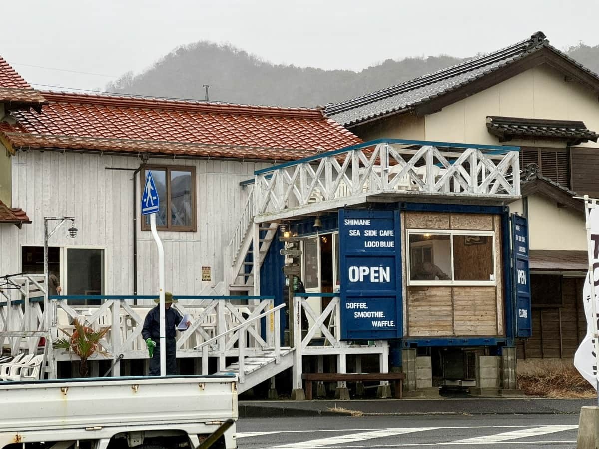 松江市島根町にあるカフェ＆ダイニングショップ『ＬＯＣＯ ＢＬＵＥ』の外観