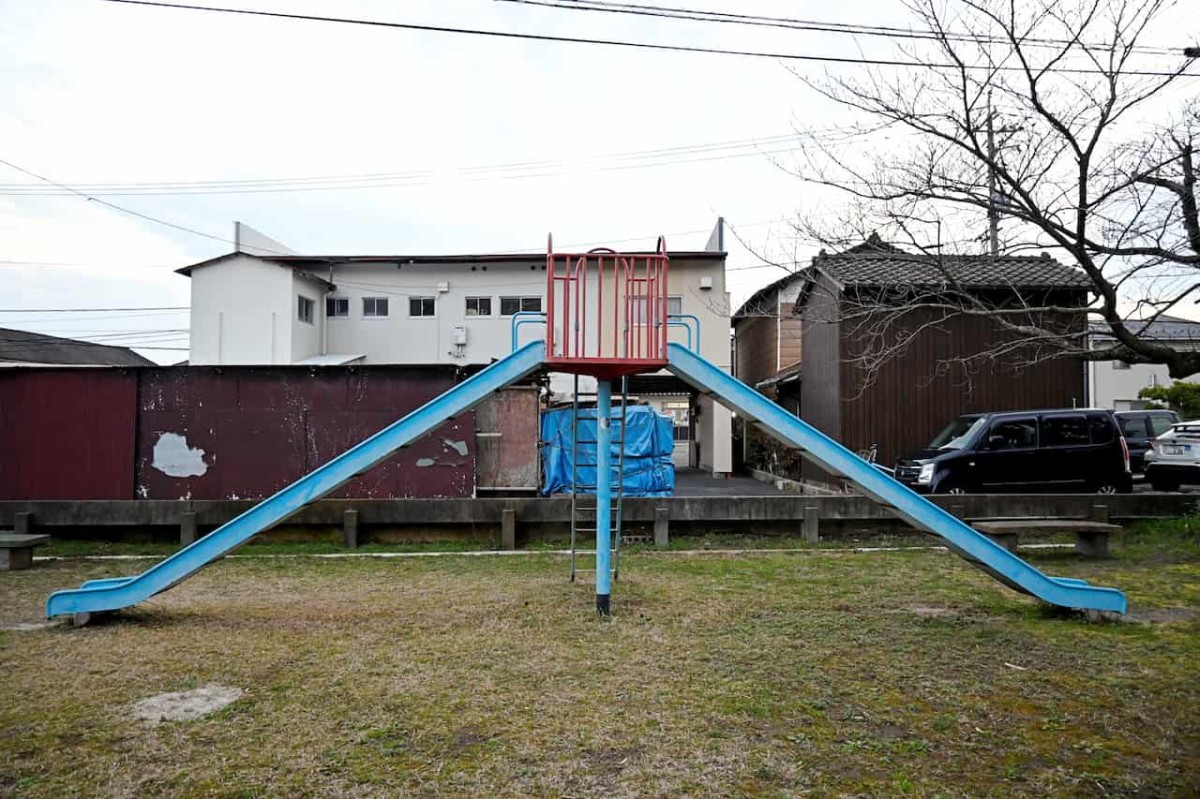 島根県出雲市にある『日吉児童遊園地』のすべり台