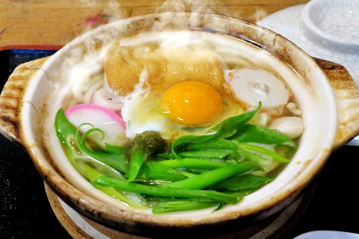 島根県松江市のそば店『上田そば店』の「鍋焼きうどん」