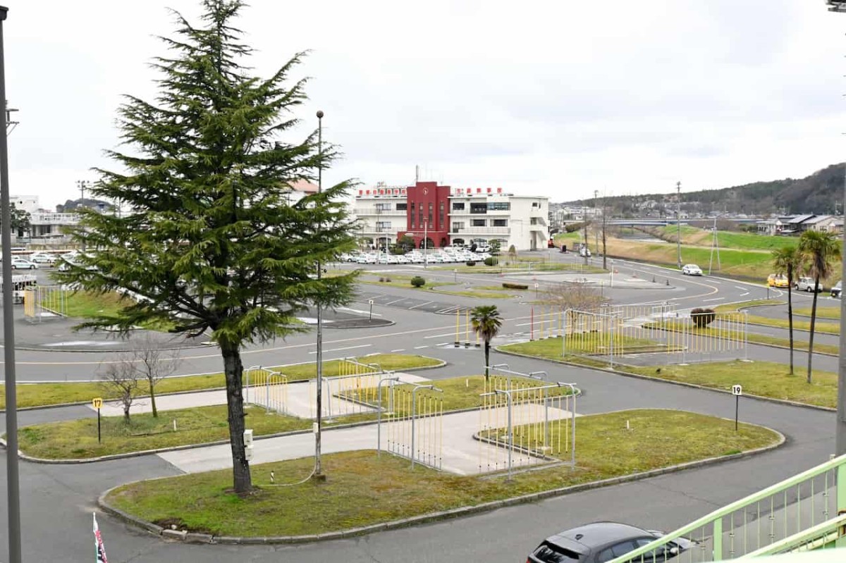 鳥取県鳥取市にある「丸山交差点」の近くにある自動車学校