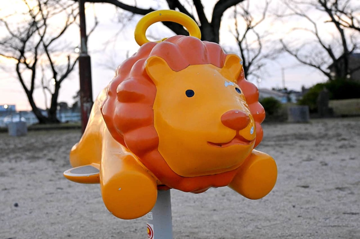 島根県出雲市の『神前西児童公園』にあるライオンのスプリング遊具