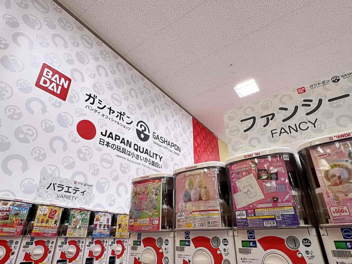 境港市のカプセルトイ専門店『ガシャポンのデパート』に並ぶガシャポン