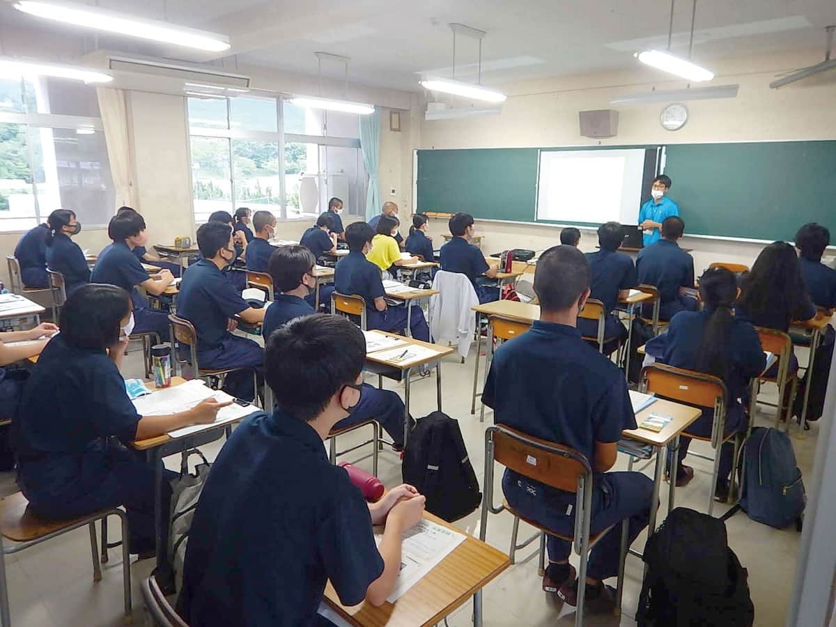 高等学校での林業学習「林業講座」の様子