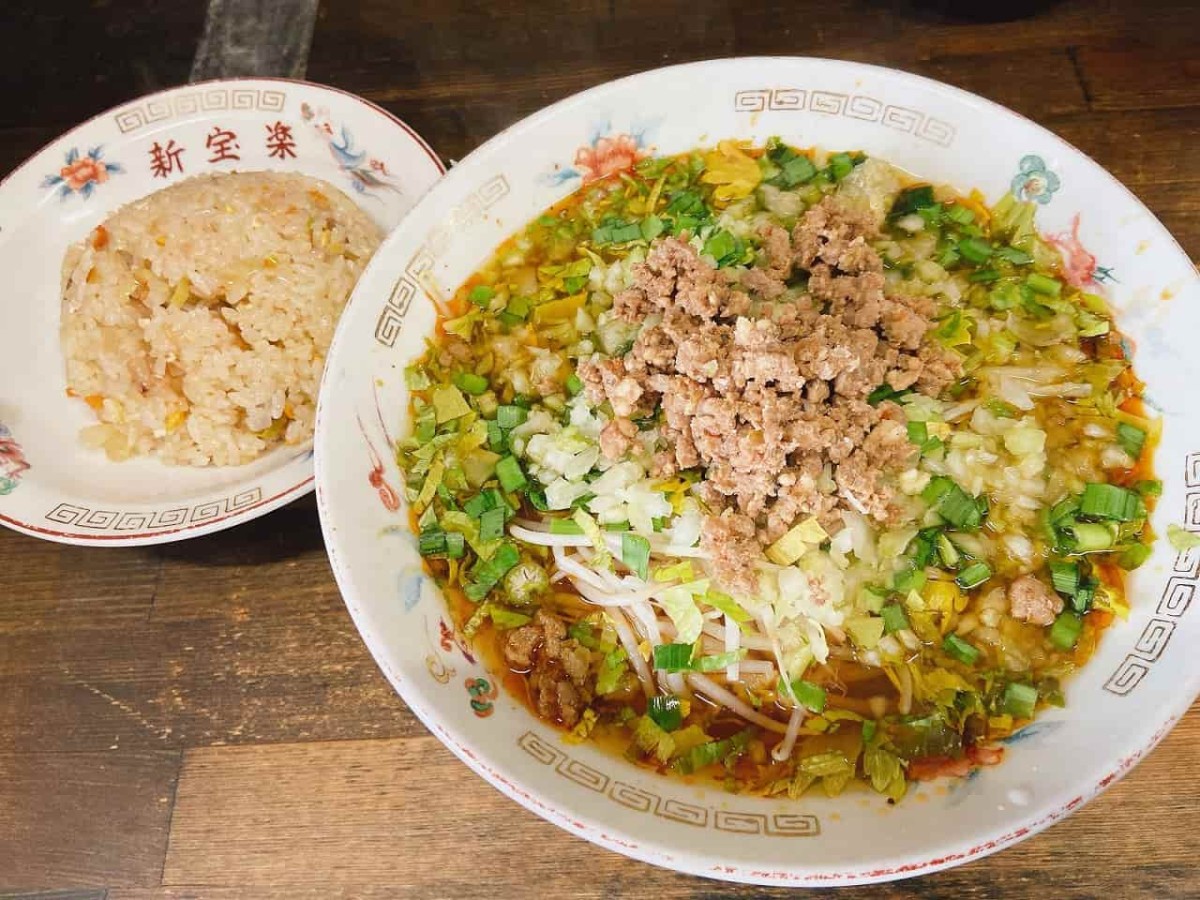 米子市にある『新宝楽目久美町本店』で提供しているセロリー麺半チャンセット