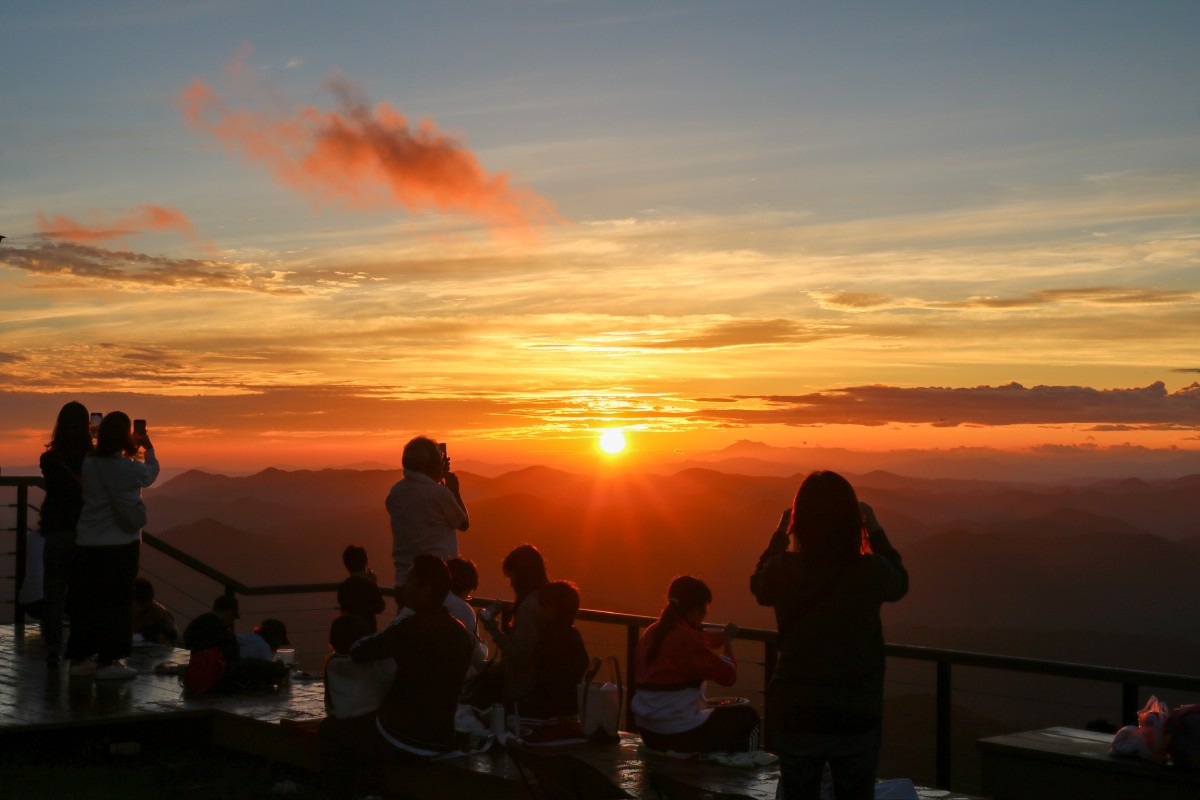 三瓶山から眺める朝日