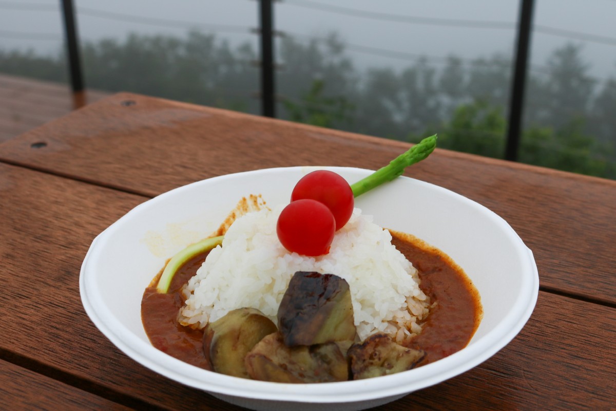 島根県大田市（三瓶山）の人気イベント「天空の朝ごはん」の朝食カレー