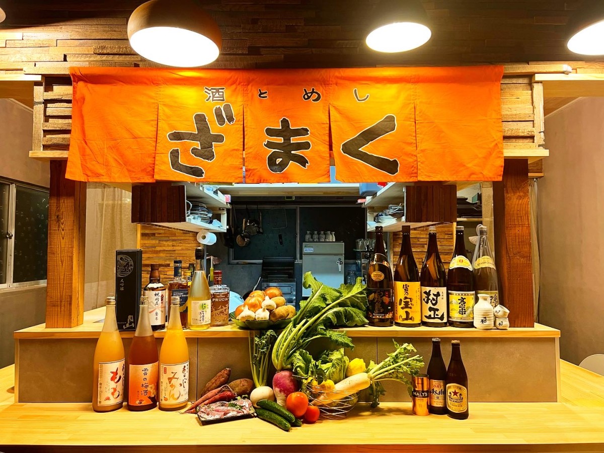 島根県松江市にオープンした『酒とめし ざまく』の内観