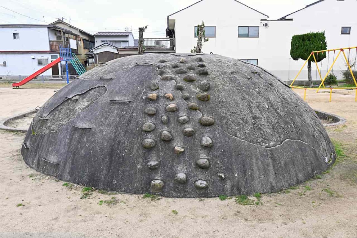鳥取県米子市『富士見1号公園』にある大きな岩のような遊具