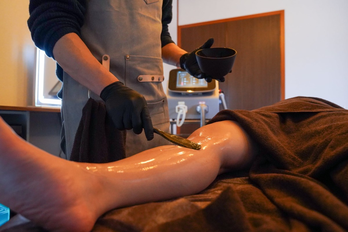 鳥取県米子市にオープンした男性専用サロン『メンズ専門脱毛サロン 米子男磨堂』の施術の様子