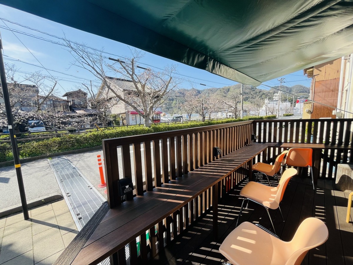 鳥取県境港市にある『大正川カフェ』のテラス席の様子