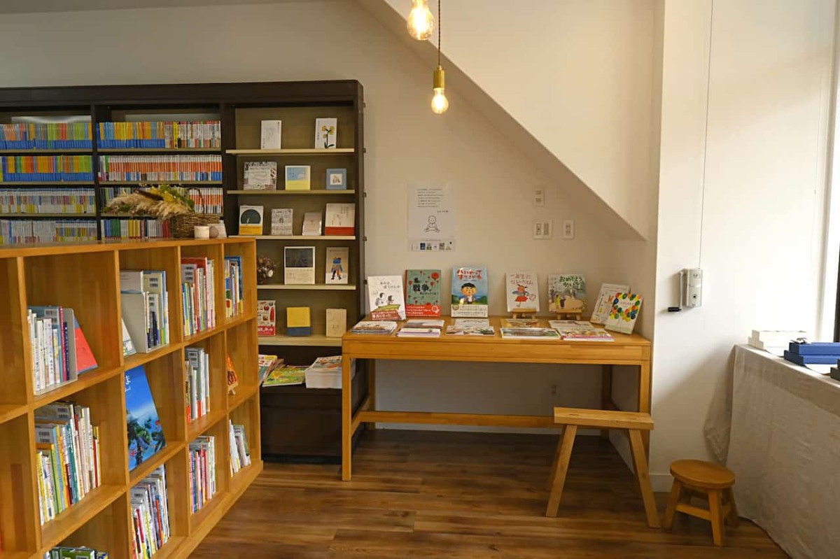 島根県出雲市にある『小村書店』の絵本コーナー