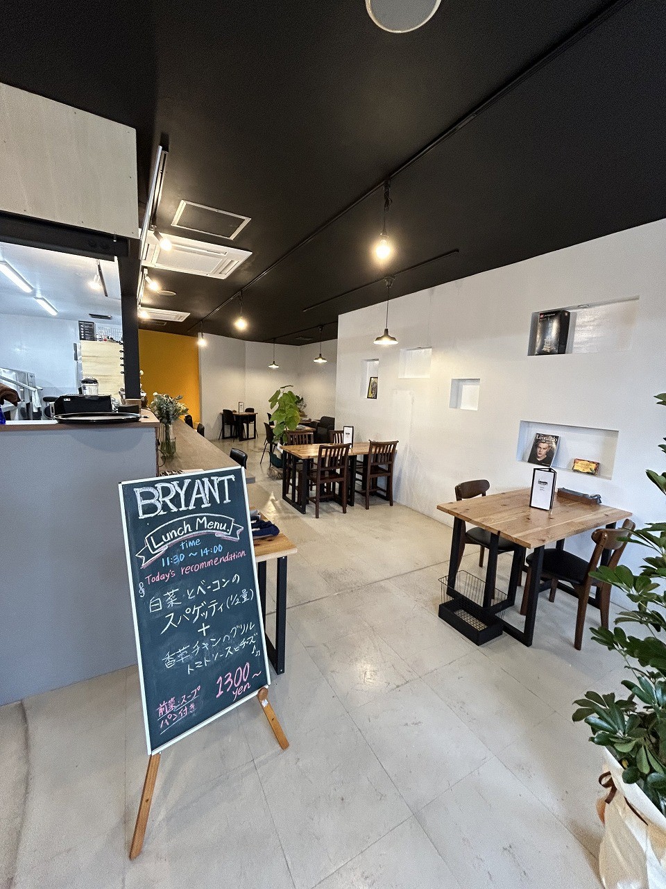鳥取県倉吉市にオープンしたカフェ『ブライアントカフェアンドレスト』の店内の様子