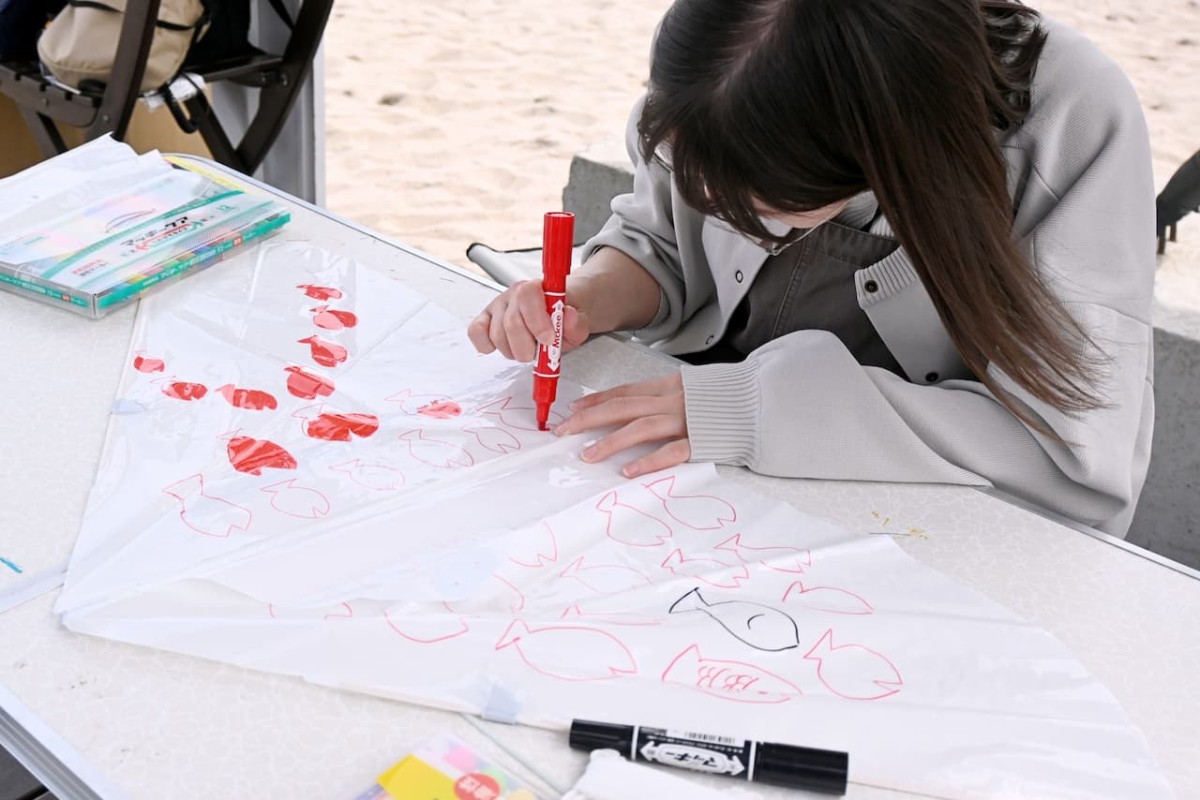 鳥取県米子市で開催中の「カイケジャンボリー４」の「手作りカイト体験」の様子