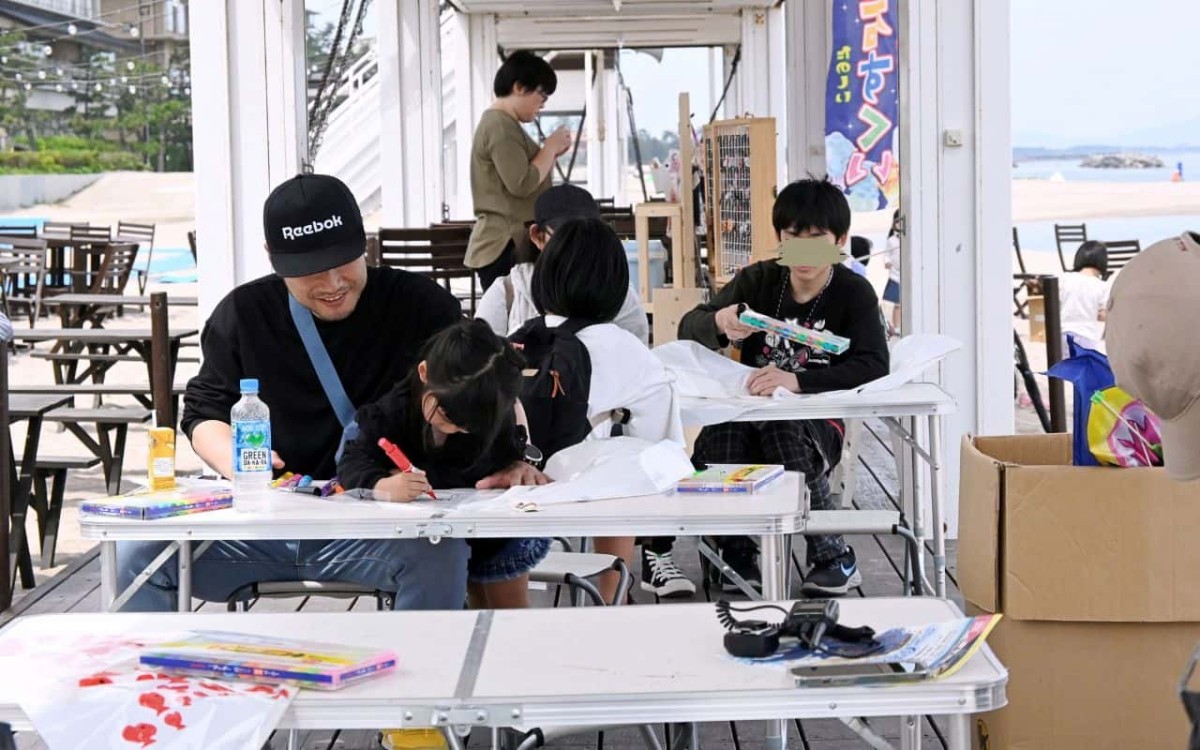 鳥取県米子市で開催中の「カイケジャンボリー４」の「手作りカイト体験」の様子