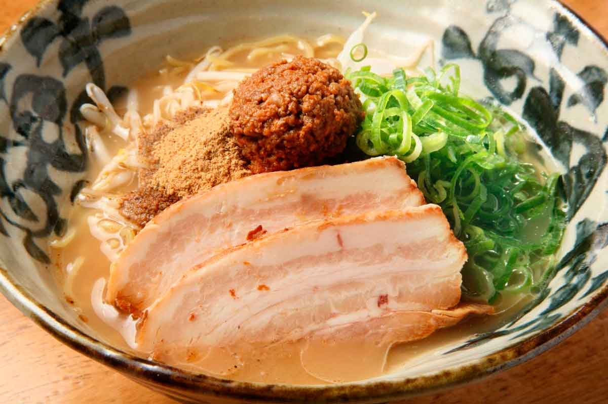 出雲市オープン]アゴ出汁白湯ラーメンが朝なら500円！『麺家 八兵衛