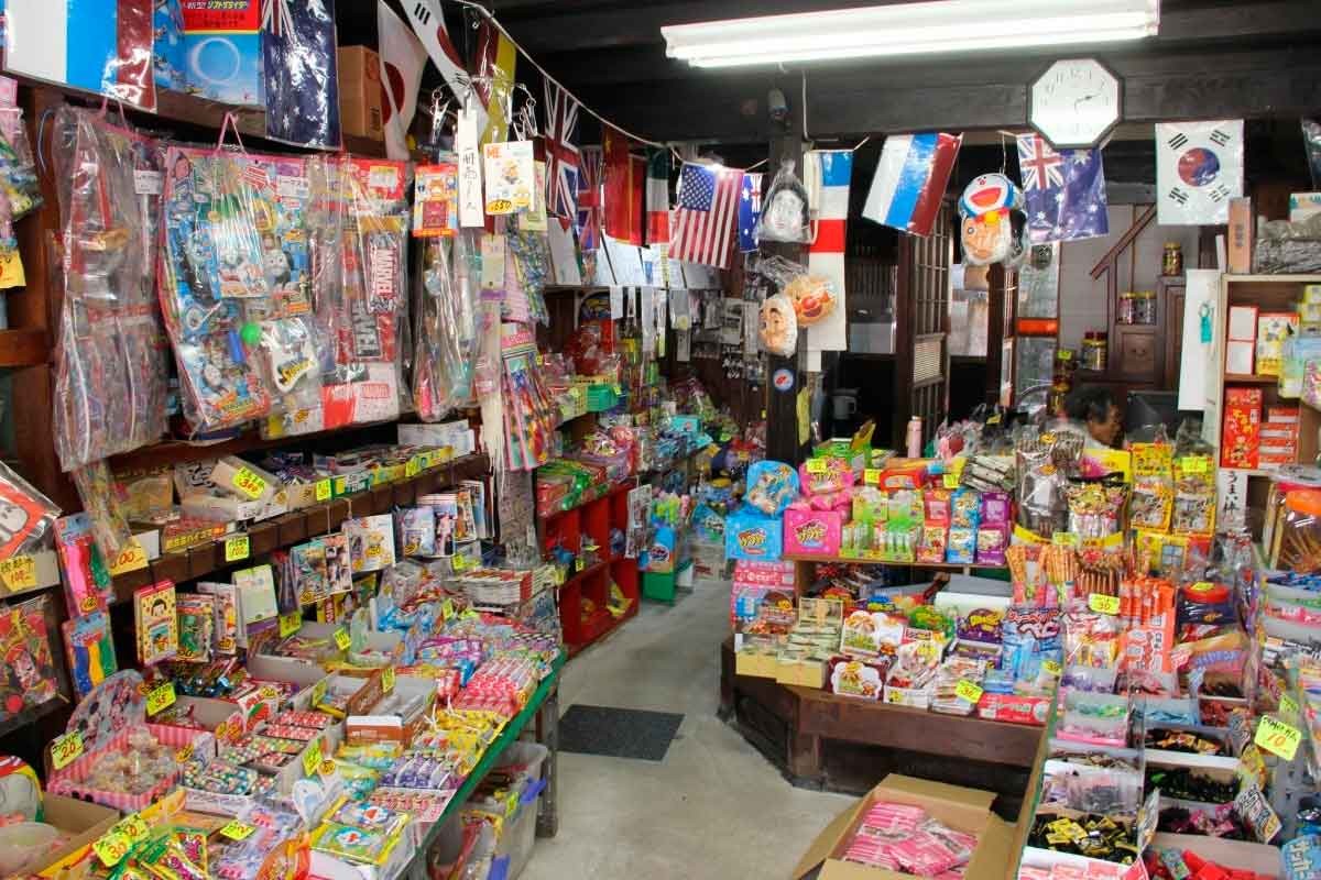 岡本一銭屋の店内