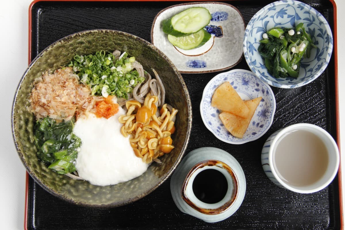 島根県奥出雲町のそば店『高原そば壱心』の「ねばとろそば」