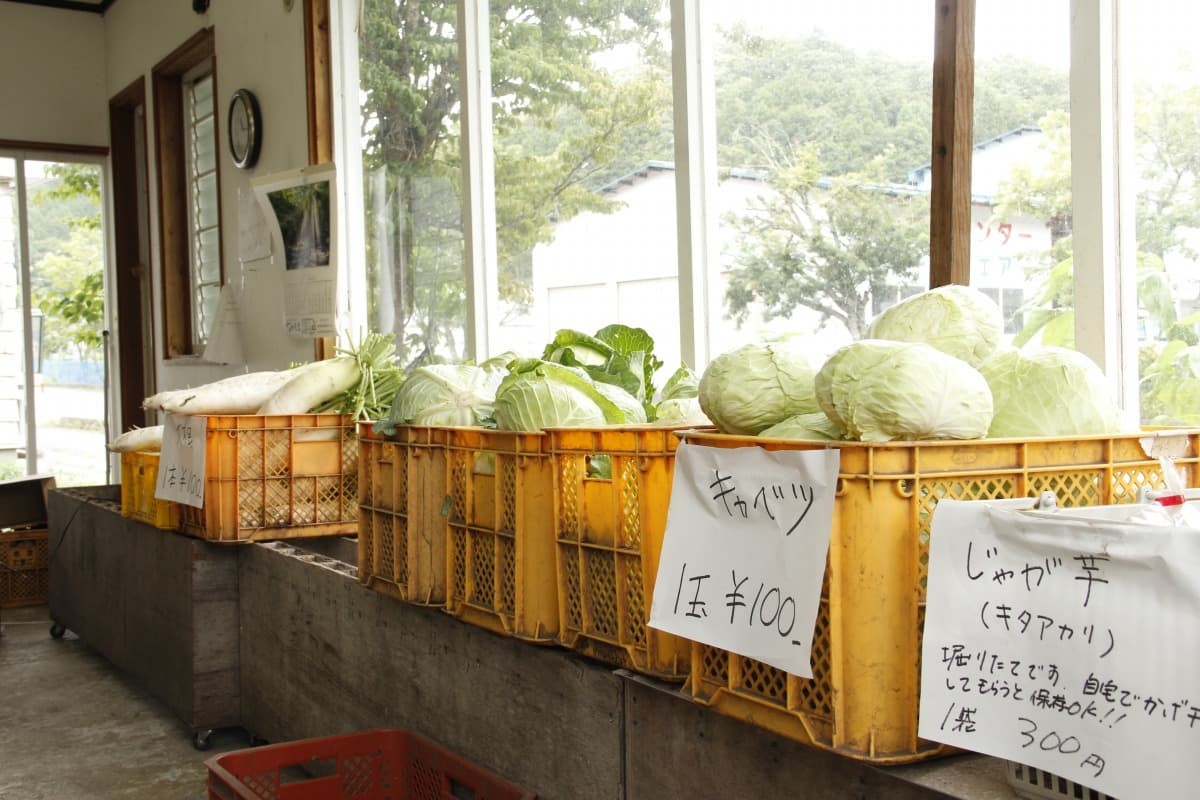 島根県奥出雲町のそば店『高原そば壱心』に併設の直売所に並ぶキャベツ