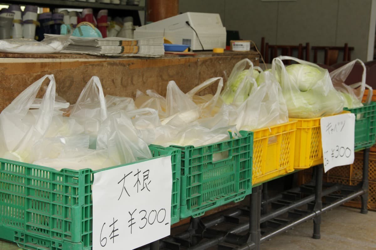 島根県奥出雲町のそば店『高原そば壱心』に併設の直売所に並ぶ大根