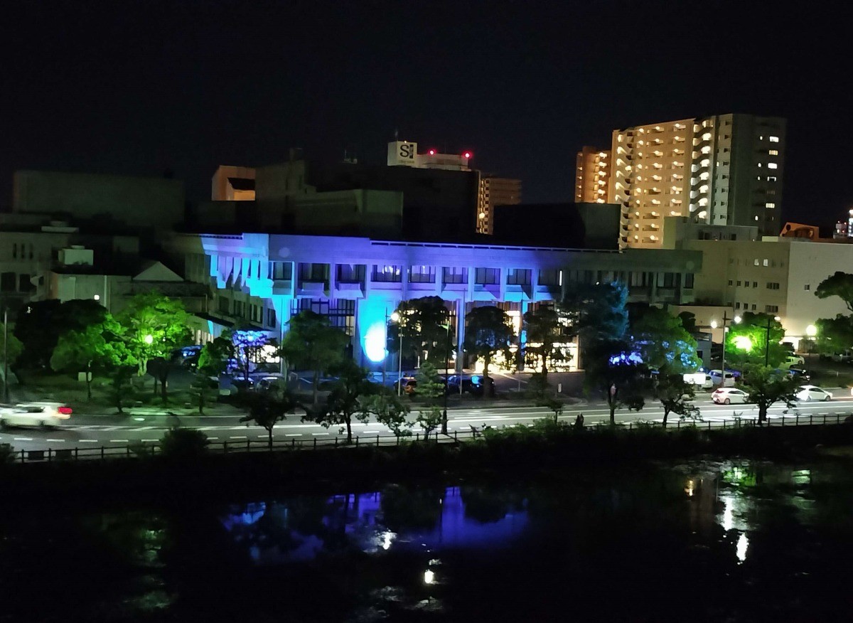ブルーライトアップされた島根県民会館
