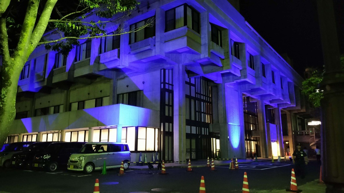 ブルーにライトアップされた県民会館