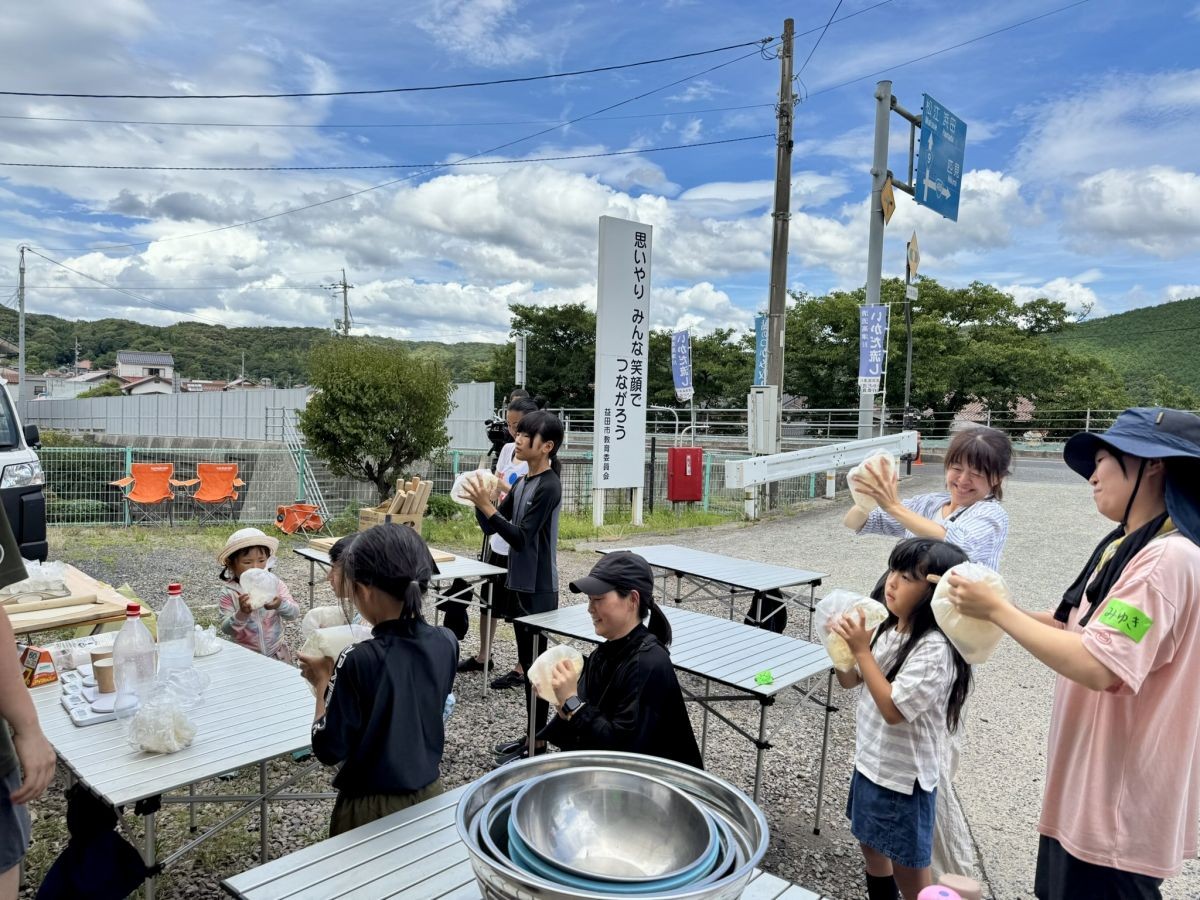 益田市で開催されたイベント「親子で川遊び体験in益田」の様子