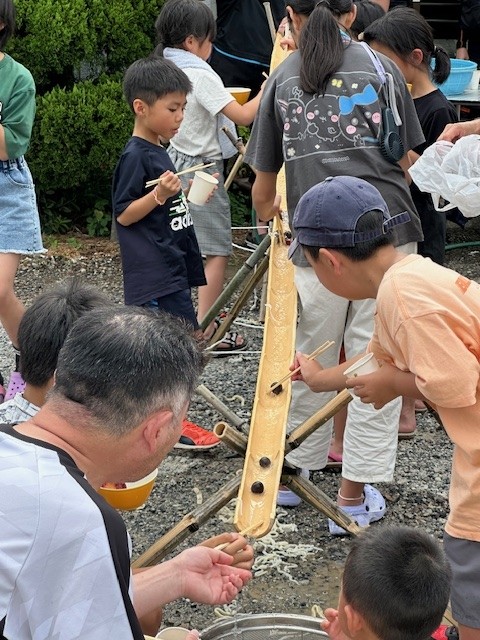 益田市で開催されたイベント「親子で川遊び体験in益田」の様子
