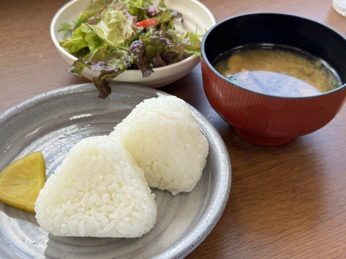 島根県雲南市の観光拠点『道の駅おろちの里』内の『農家レストランふる里亭』のおにぎりセット