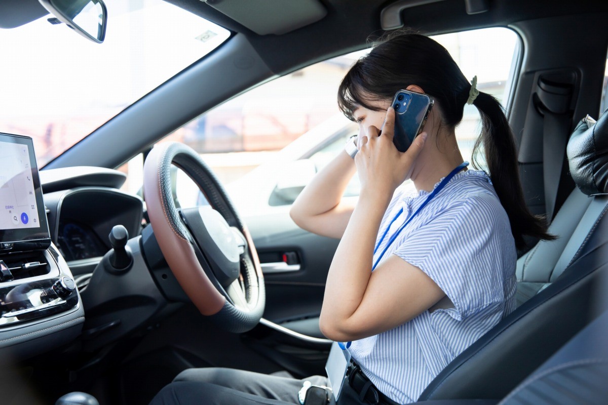 相談している女性