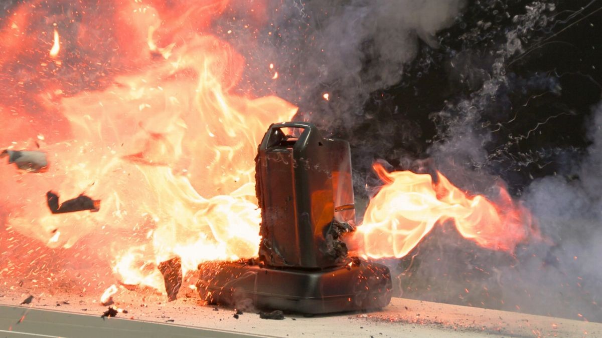 電動アシスト自転車用バッテリーが発火する様子