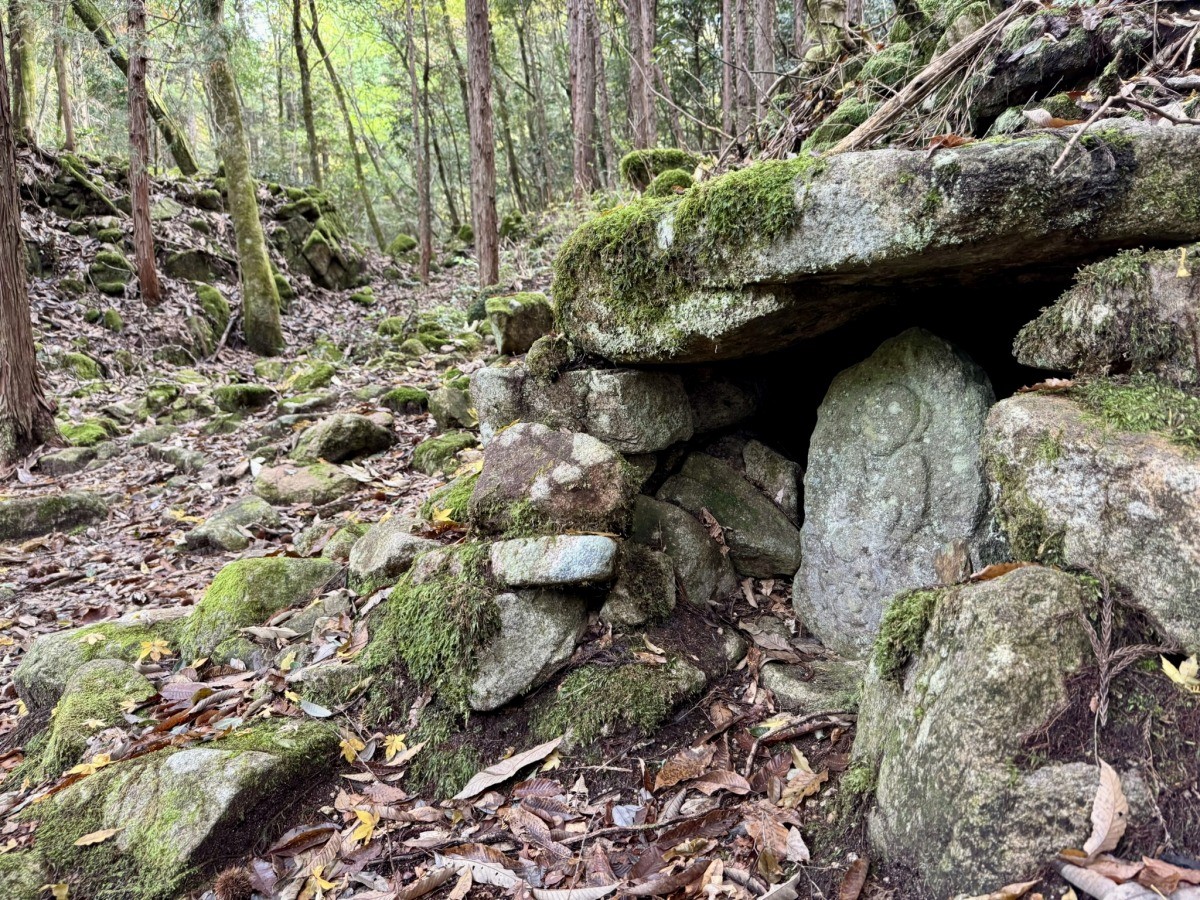 鳥取市佐治町大井にある『熊野神社遺跡』の石仏