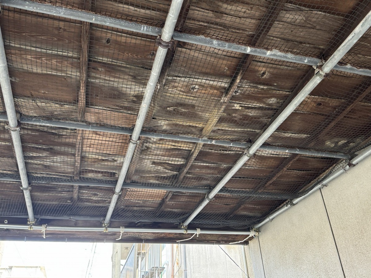 松江市寺町に残る「人参方」の門の屋根裏