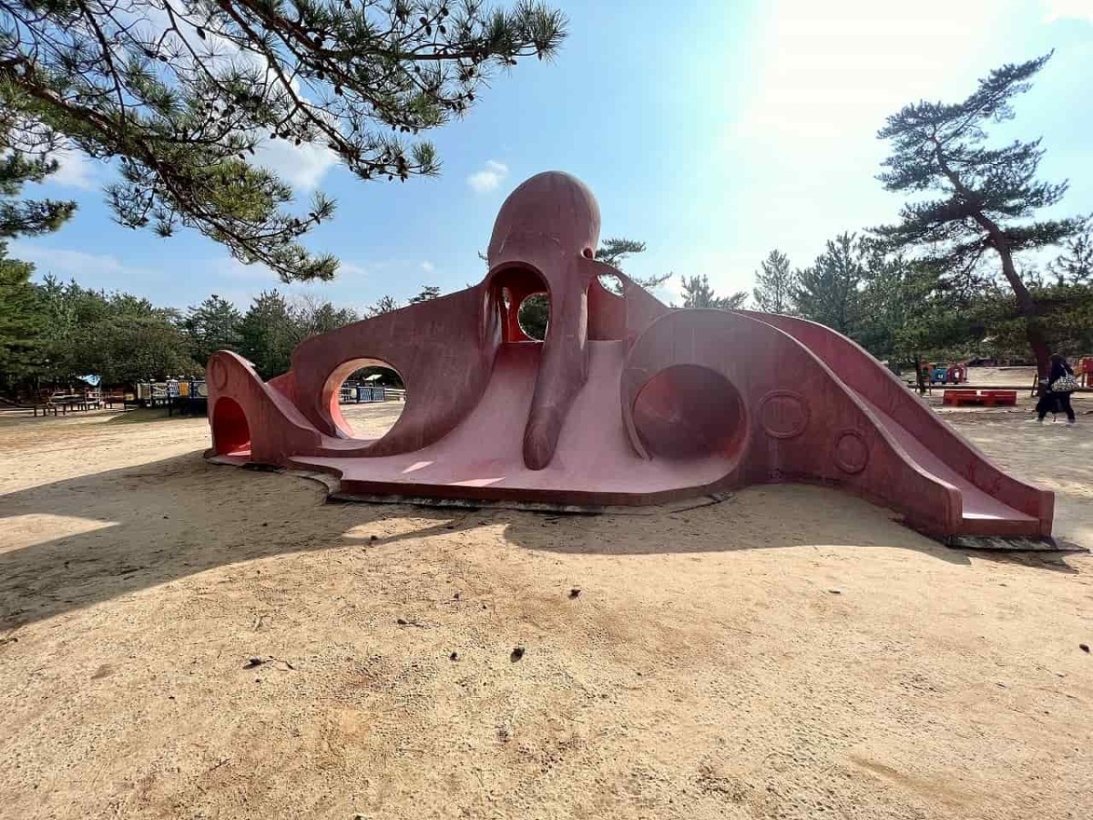 島根県出雲市の人気遊び場『島根県立浜山公園（林間こども広場）』のシンボル「旧タコの山」