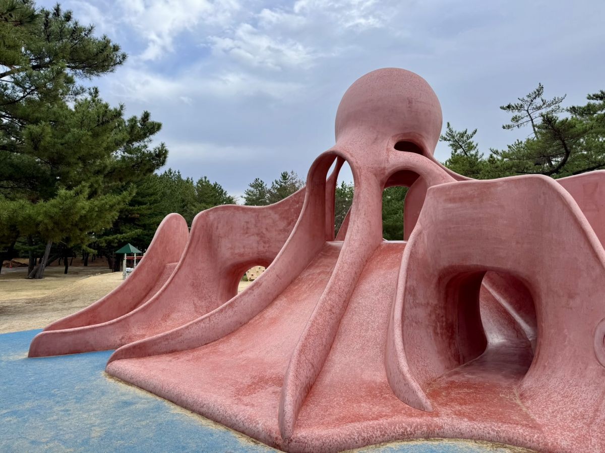 島根県出雲市の人気遊び場『島根県立浜山公園（林間こども広場）』のシンボル「タコの山」