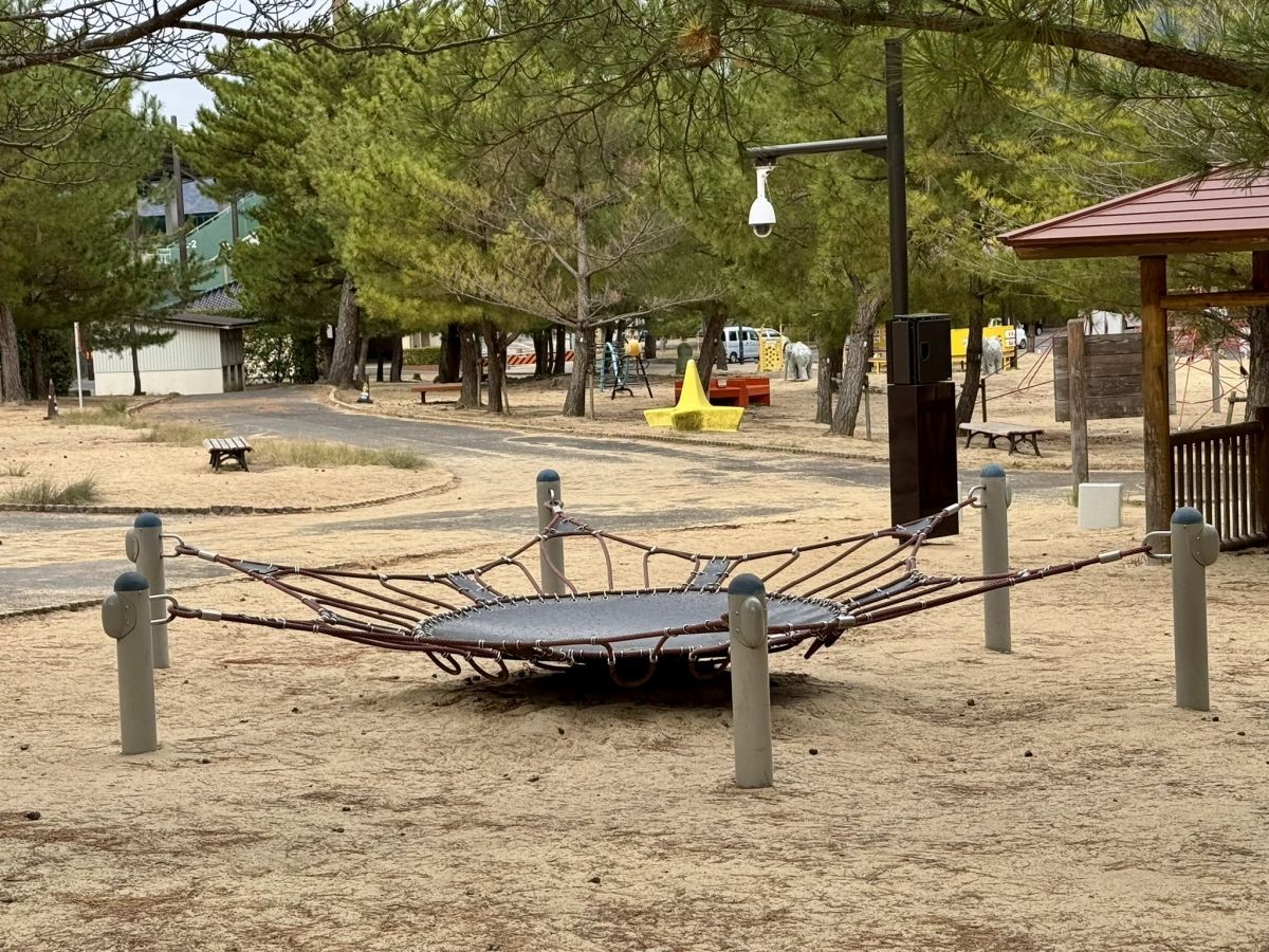 島根県出雲市の人気遊び場『島根県立浜山公園（林間こども広場）』のザイルネット