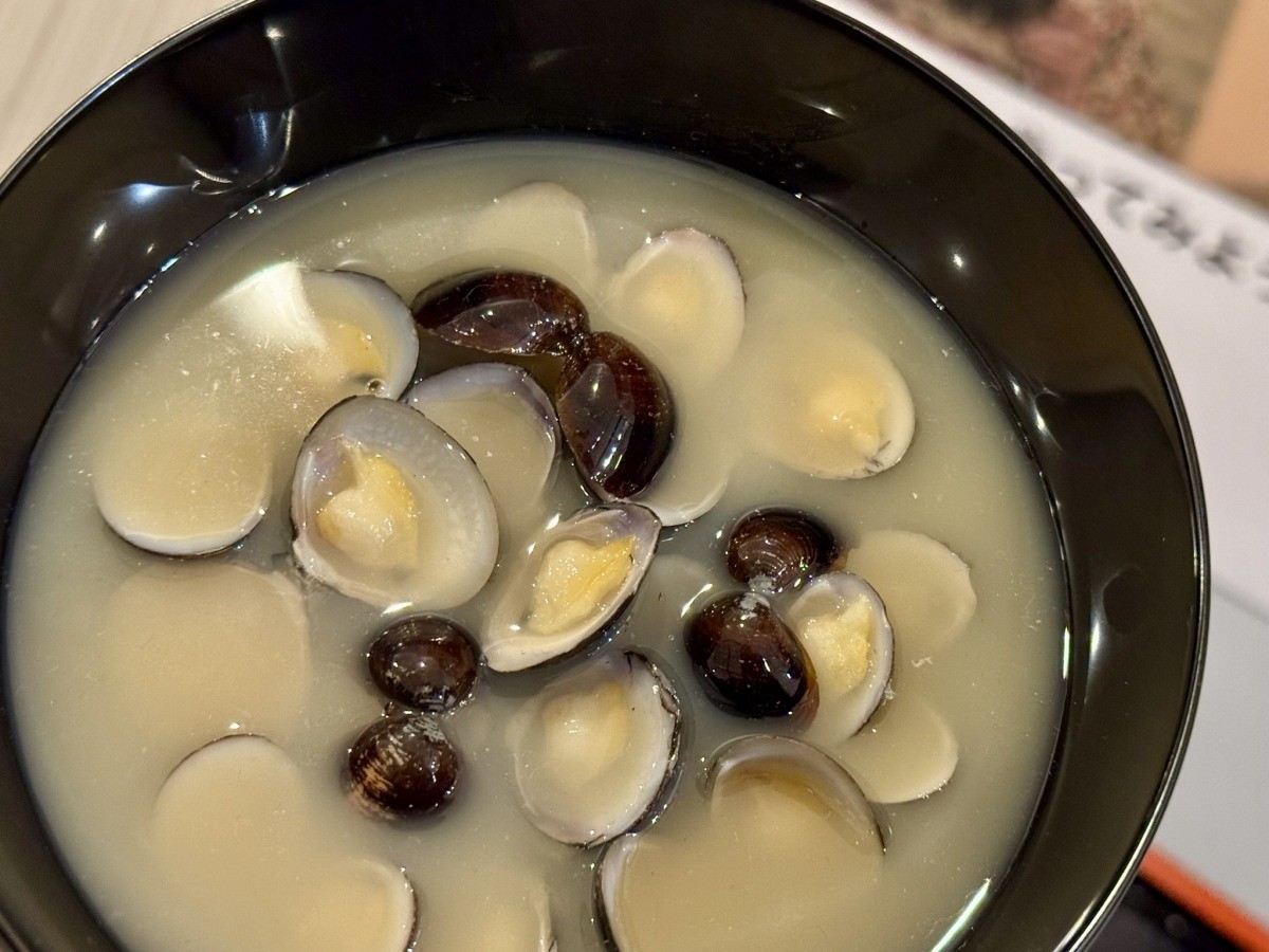 精巧に作られたシジミ汁の食品サンプル