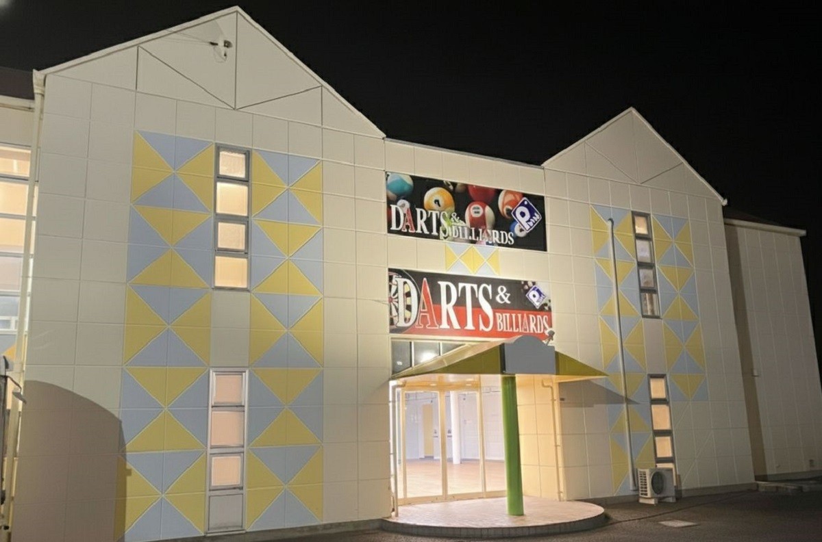 島根県松江市学園にあるビリヤード＆ダーツバー「ポイント松江学園店」の外観