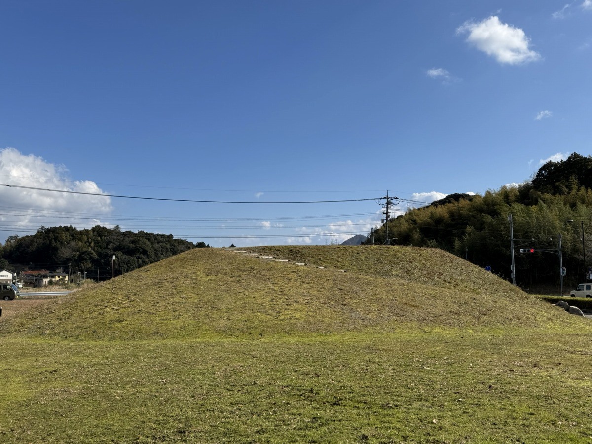 松江市北陵町にある公園『集いの広場』の山